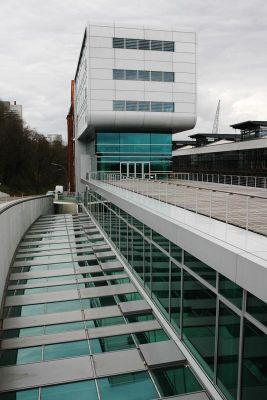 Elbberg-Campus Altona
Die B��ro- und Loftgebude des Elbberg-Campus @ltona bestehen aus drei Elementen und sind in den begr��nten Hangverlauf integriert. Das Hamburger Architekturb��ro Bothe Richter Teherani hat bei der Planung seine Schwerpunkte auf die Historie, die Topographie und die Sichtachsen gelegt. Die Bauteile grenzen sich durch ihre Gestaltung und Architektur voneinander ab (www.architekten24.de).


