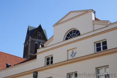 Häuserfassade, Kirchturm St. Marien, Wismar
