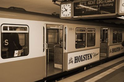 UBahn Bauart DT1, Gesellschaftszug "Hanseat"
Die Einheit 9030/9031 vom Typ DT1 wurde 1958 in Uerdingen gebaut und legte bis zum Abschied der Bauart im Jahre 1991 rund 1,5 Millionen Kilometer auf dem Netz der Hamburger UBahn zur�ck. Seit vier Jahren ist der Zug unter dem Namen "Hanseat" als weltweit einziger UBahn Gesellschaftszug wieder in Betrieb. 
