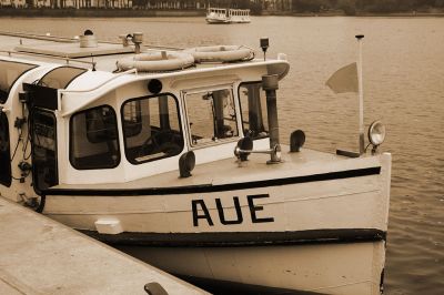 Alsterbarkasse "Aue"
Die "Aue" ist die letzte noch auf der AIster verbliebene von insgesamt elf Barkassen, die 1925, 1926 und 1930 f�r
die Linien nach Ohlsdorf und zum Stadtpark gebaut wurden. Am 2. M�rz 1926 lief das Schiff unter dem Namen "Klaus" auf der Oelkers-VVerft in Hamburg als offene Barkasse vom Stapel.
