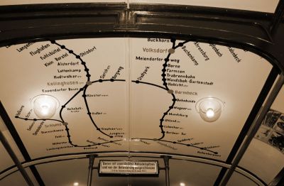 U-Bahn Triebwagen 11 und 220
Streckennetz an der Decke
