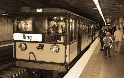 U-Bahn Triebwagen 11 und 220
Der vorbildlich restaurierte Museumszug der Hamburger Hochbahn AG besteht aus den Triebwagen 11 und 220. Wagen 11 wurde am 28. Februar 1912 in Betrieb genommen und ist heute der �lteste noch betriebsf�hig erhaltene U-Bahn-Wagen Deutschlands. Sein Fahrgastraum ist in zwei Abteile f�r die 2. und 3. Klasse geteilt. Wagen 220 wurde im Jahre 1920 gebaut. Beide Wagen stammen aus der VVagenbauanstalt Hamburg-Falkenried und waren bis in das Jahr 1969 im planm��?igen Einsatz.

