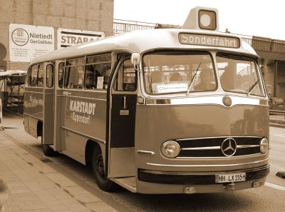 Omnibus DaimlerBenz O 321 H
Die Hamburger Hochbahn AG beschaffte zwischen 1955 und 1959 insgesamt 12 Kleinserien vom Typ DaimlerBenz 0 321 H. Davon 60 Wagen als Stadtbus und 102 Wagen als Schnellbus. Bis Ende 1962 wurden alle Fahrzeuge ausgemustert.
