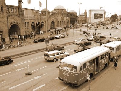 Omnibus DaimlerBenz O 321 H und Omnibus DaimlerBenz O 309 D (rechts au�?en)
